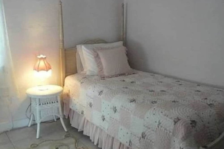 Room 10 of 32