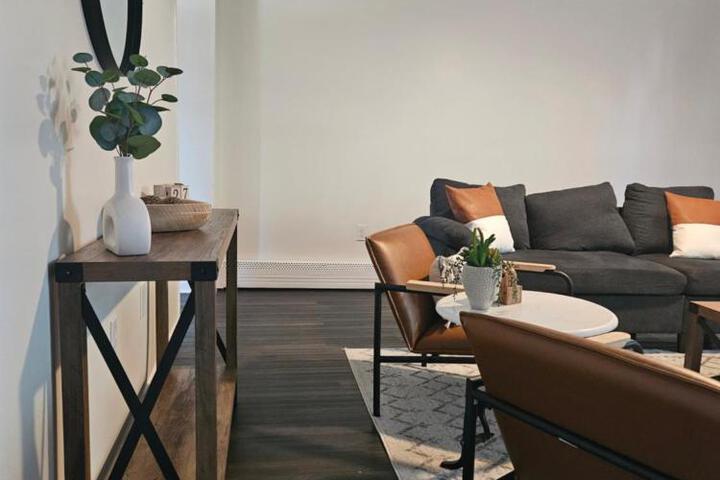 Cozy & Modern 3-Bed Retreat - 8 Mins to Bridge St