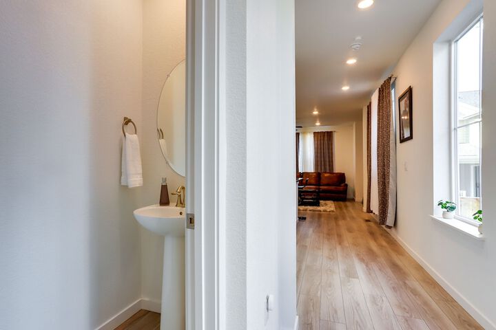 9 Mi to Airport: Commerce City Townhome w / Deck