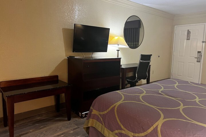 Room 6 of 24