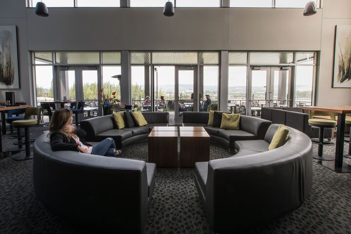 Lounge 90 of 124