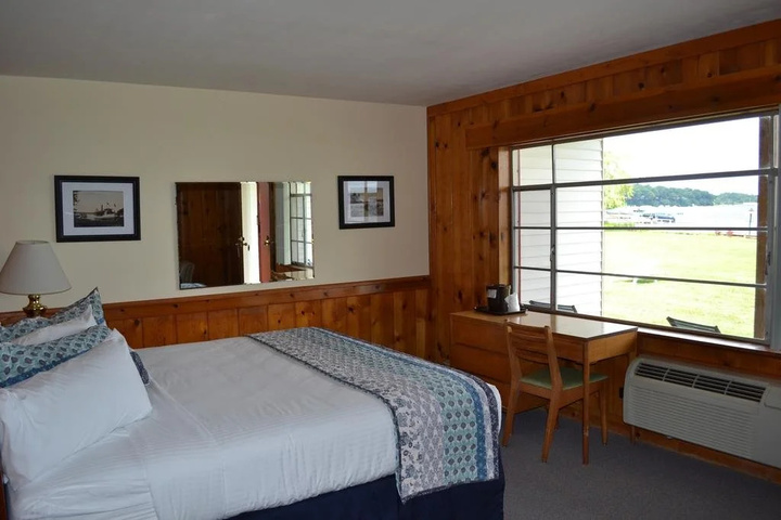 Buzzs Lakeside Inn