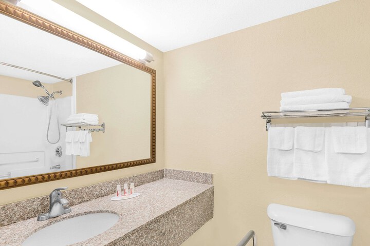 Travelodge by Wyndham Lima OH