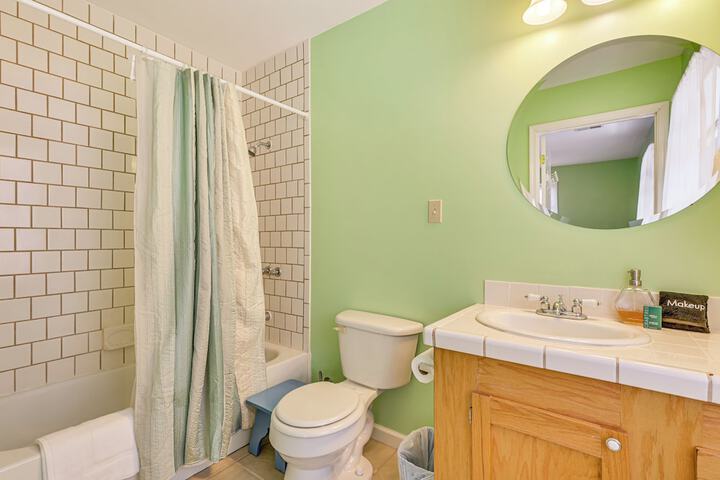 Family Home w / Game Room & Decks in Etlan!
