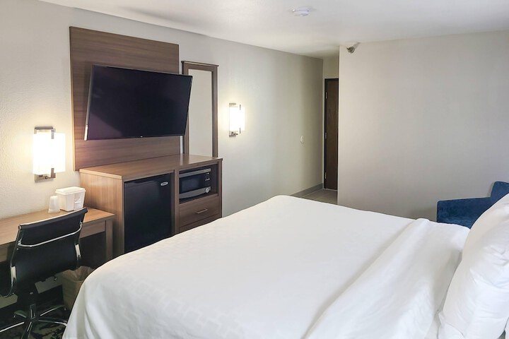 Clarion Pointe Bettendorf - Quad Cities