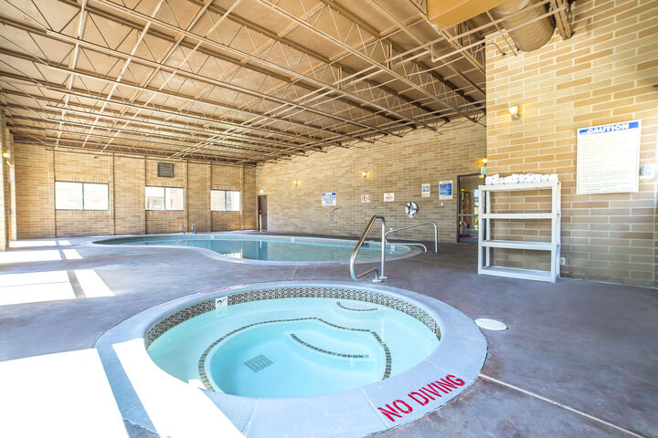 Econo Lodge Inn & Suites