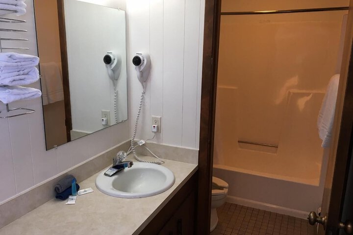 Coho Motel and Suites