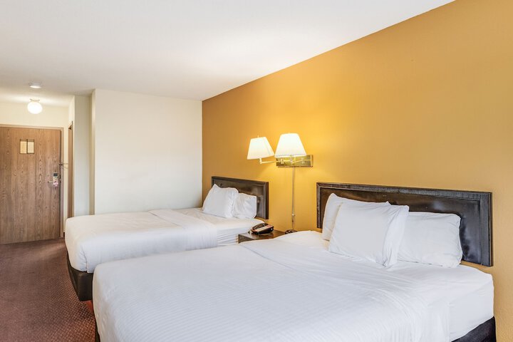 Econo Lodge Whitehall near Michigans Adventure