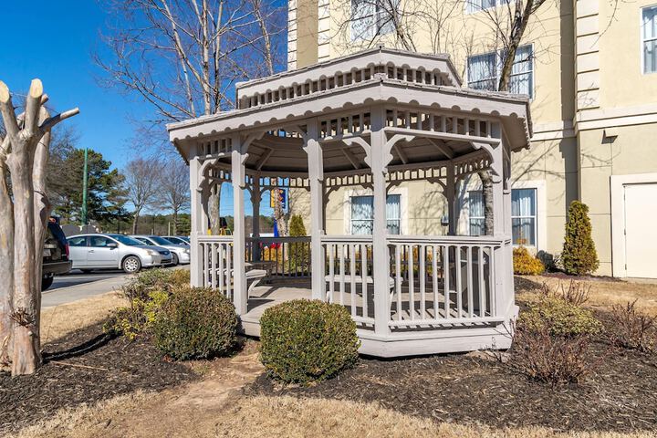 Comfort Inn & Suites near Six Flags