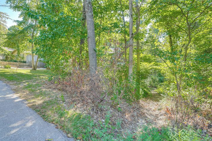 Home w / Trail Access & Fire Pit in Bella Vista!