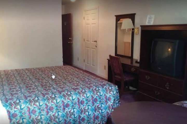 Room 6 of 8