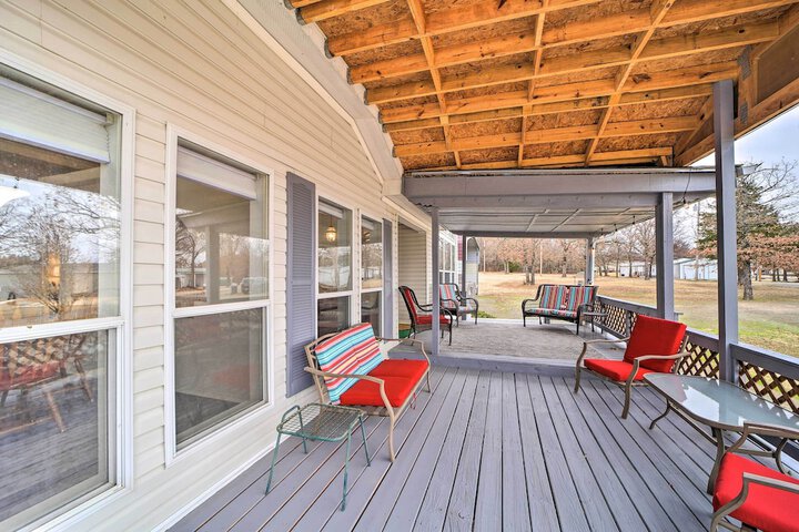 Eufaula Escape w / Deck - Steps to Lake!