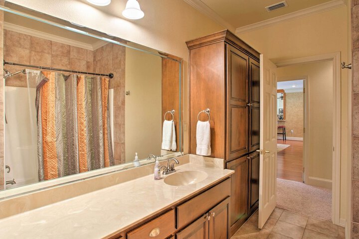 Spacious Stallion Lake Ranch Home w / Patio