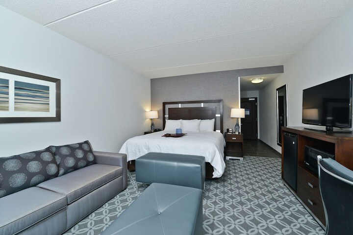 Hampton Inn & Suites Greensboro / Coliseum Area
