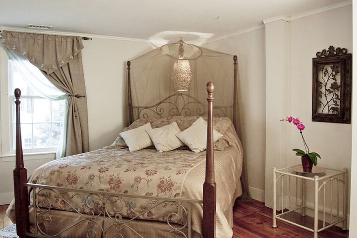 Room 32 of 76