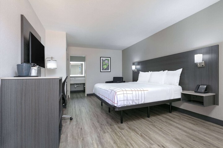 Room 30 of 102