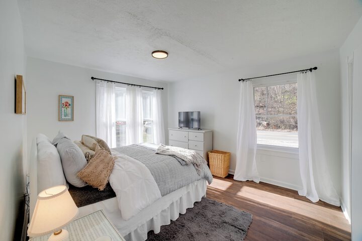 Charming Riverfront Retreat in Monticello!