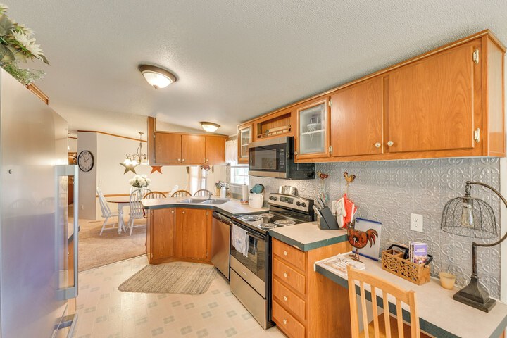 Sunny Florida Escape w / Screened-in Patio & Grill!