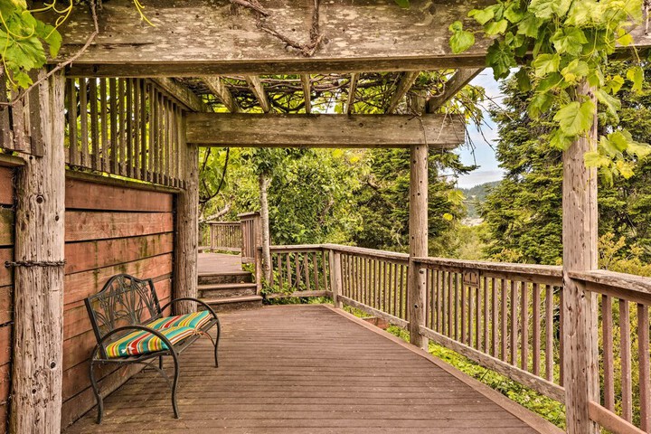 Gold Beach Apartment w / Activities - 2 Mi to Ocean
