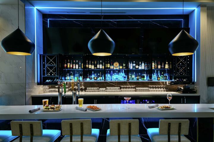 Lounge 83 of 94
