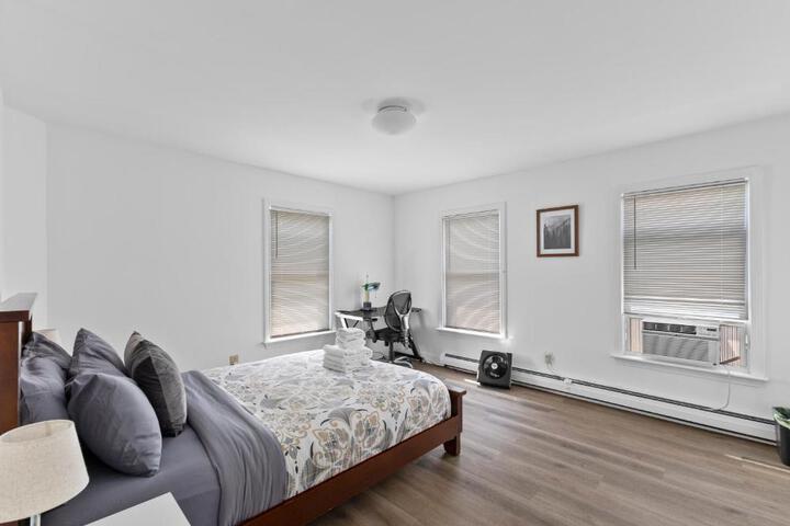 17-19Cozy & Spacious 6BR home in Malden with window AC and free parking