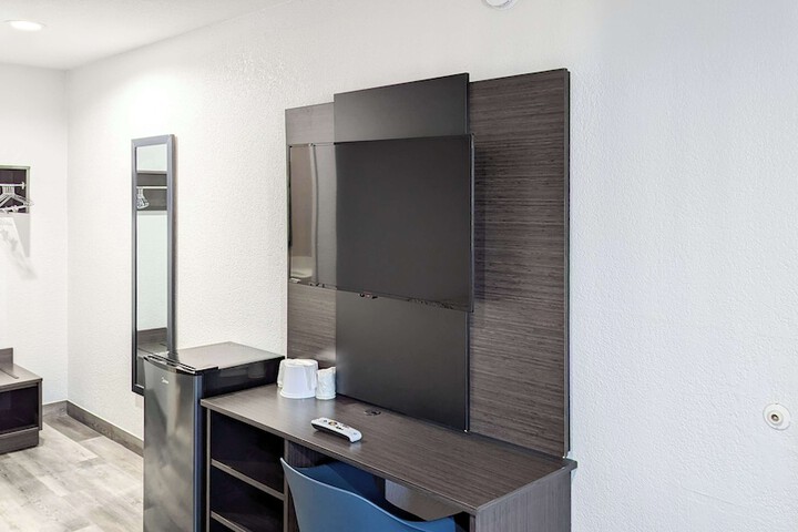 Room 9 of 30