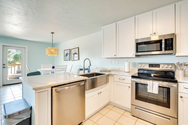 Cedar Key Condo w / Balcony & Gulf Views!