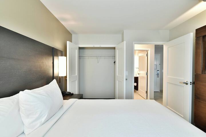 Room 27 of 47