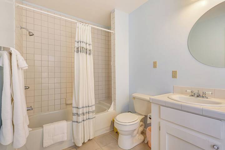 Family Home w / Game Room & Decks in Etlan!