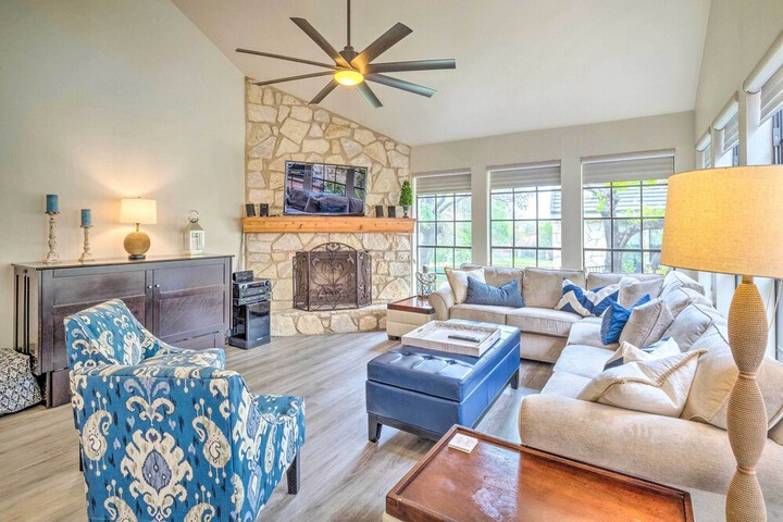 Horseshoe Bay Townhome w / Patio & Outdoor Pool!