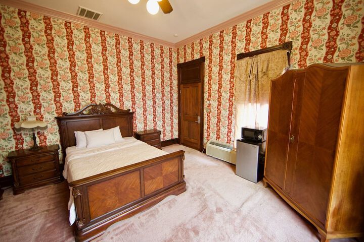 Room 17 of 27