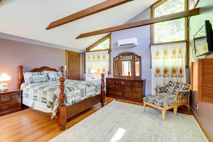 Spacious Woodbury Home w / Pool + Hot Tub!