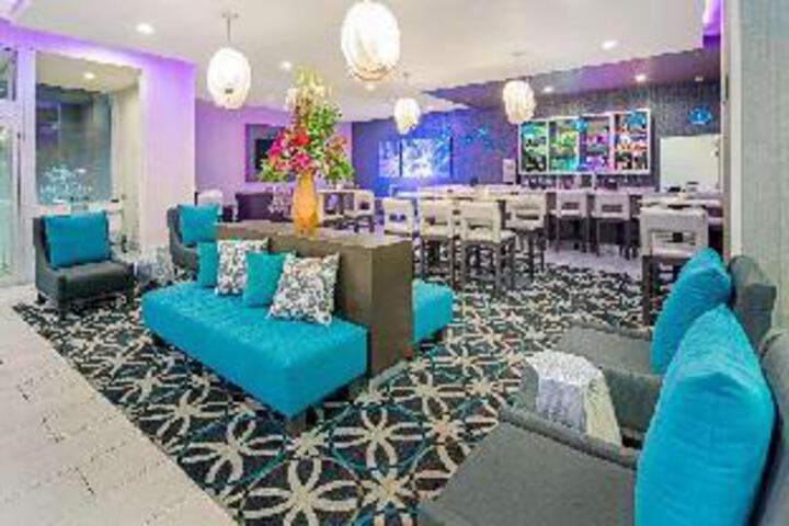 Lounge 22 of 23
