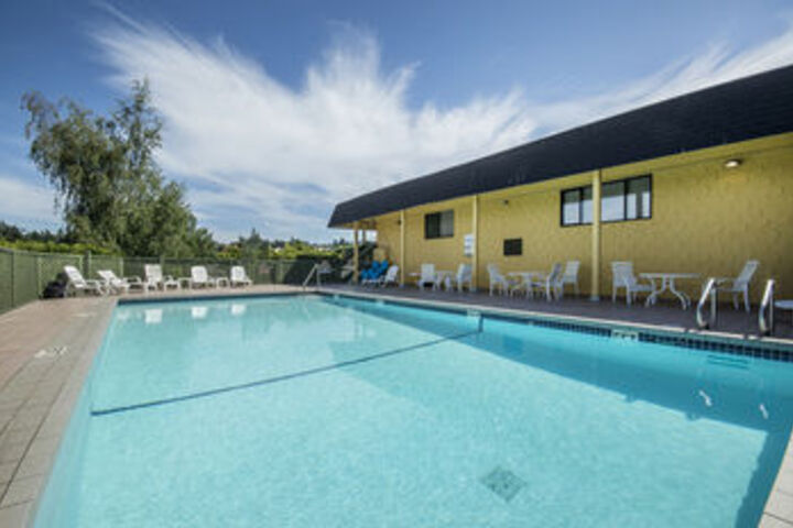 Econo Lodge Inn & Suites