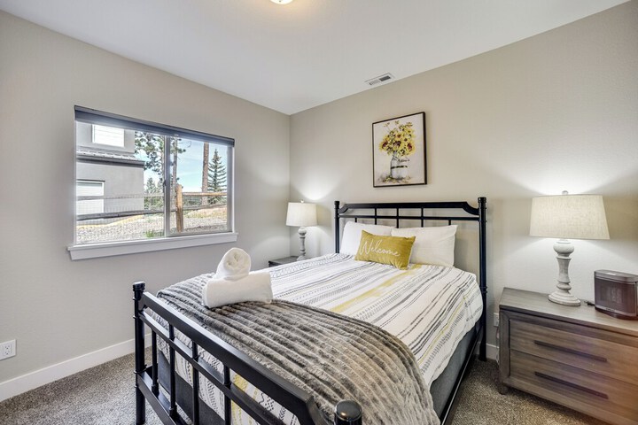 Dtwn Woodland Park Townhome w / Covered Deck