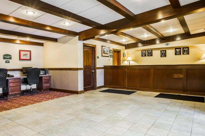 Clarion Inn & Suites at the Outlets of Lake George