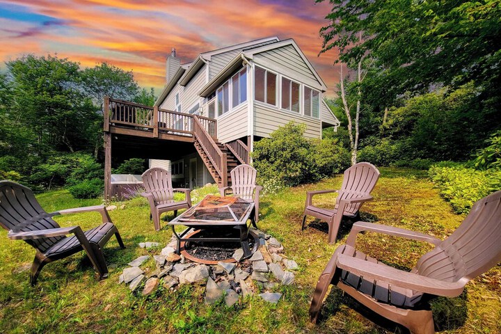 The Nest at Pinecrest by Avantstay Spacious Deck Game Room, Fire Pit