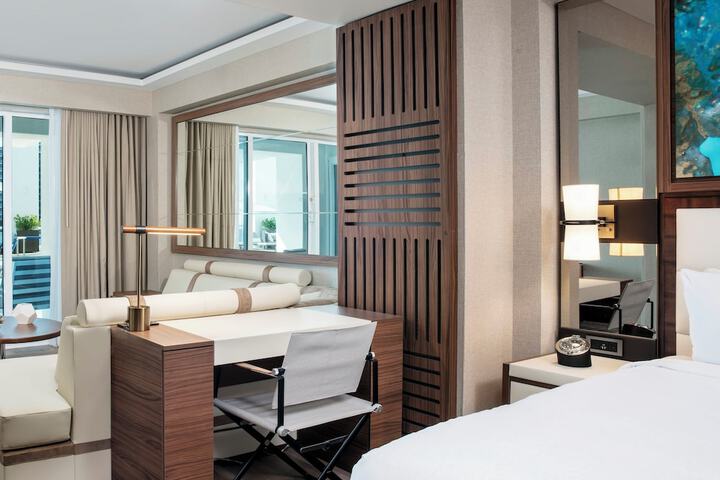 Room 93 of 132