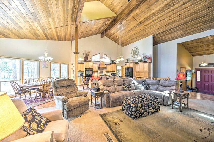 Serene Monument Sanctuary w / Patio & Fire Pit!