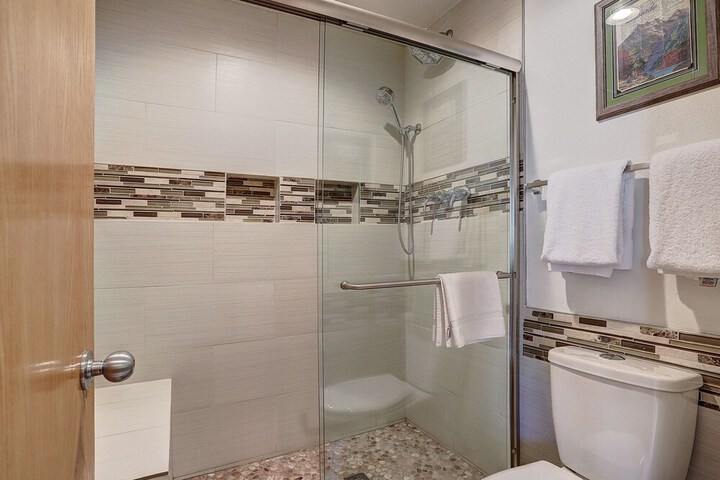 2759 Slopeside 1 Bedroom Condo by RedAwning
