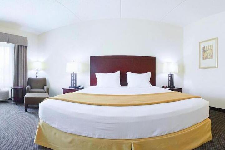 Holiday Inn Express & Suites Chicago West - OHare Arpt Area by IHG