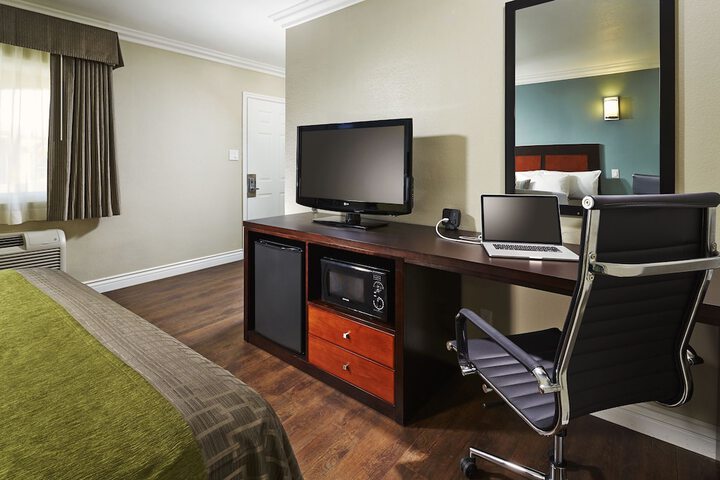 Room 4 of 8