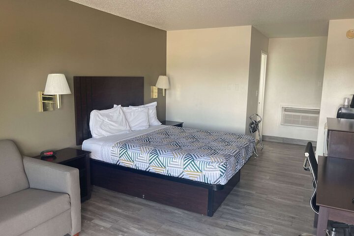 Room 9 of 18