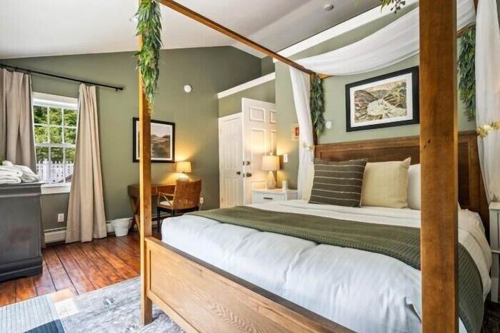 The Aurora Inn & Cottages