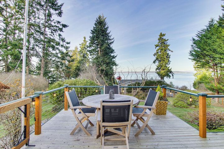 Puget Sound Cottage w / Private Community Beach!