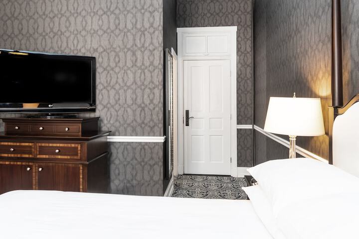 Room 37 of 144