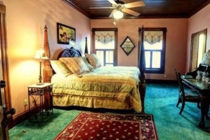 Room 13 of 25