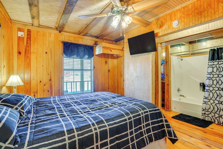 Private Lake On-site: Secluded Retreat in Grant!