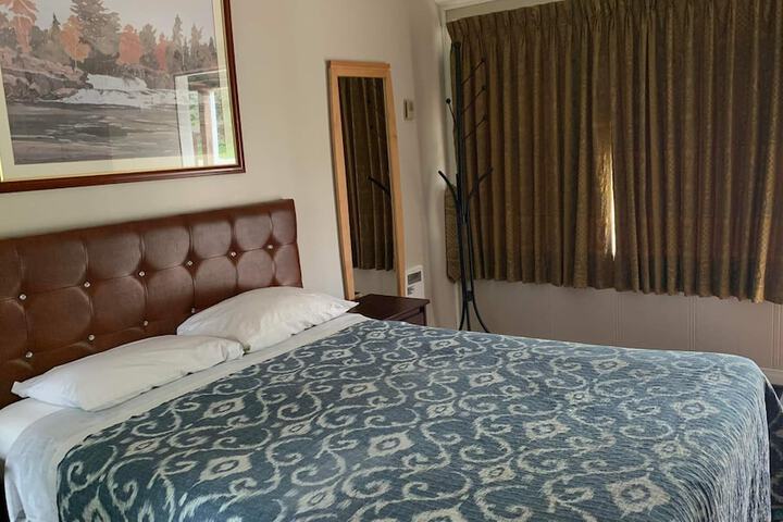 Room 6 of 8