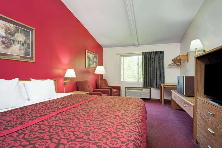 Room 4 of 12